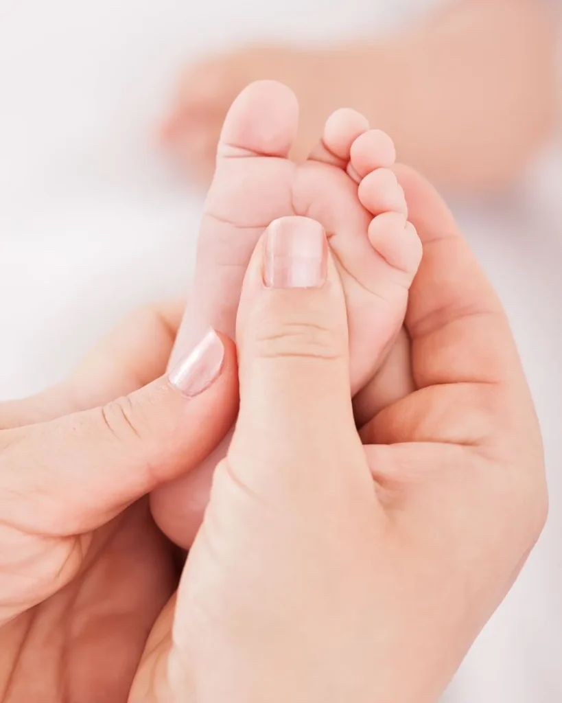 Vauvan jalalle tehdään vöhyketerapeuttista vauvahierontaa