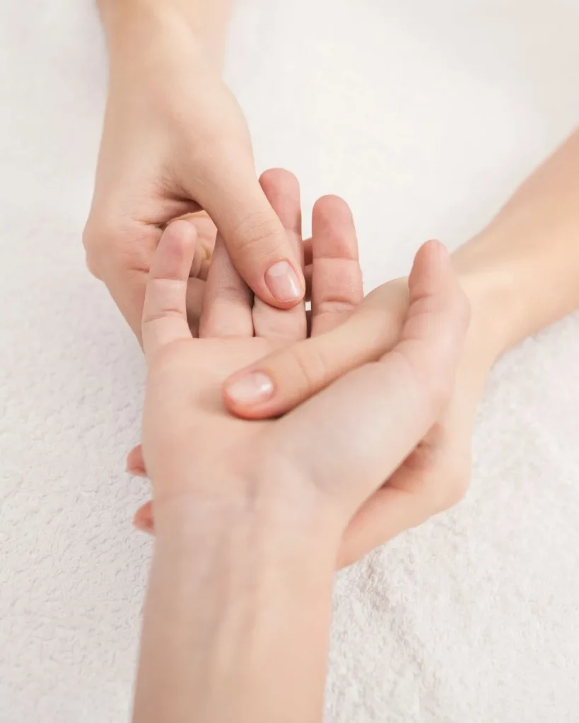 Odottavalle äidille tehdään synnytyksen käynnistyshoitoa